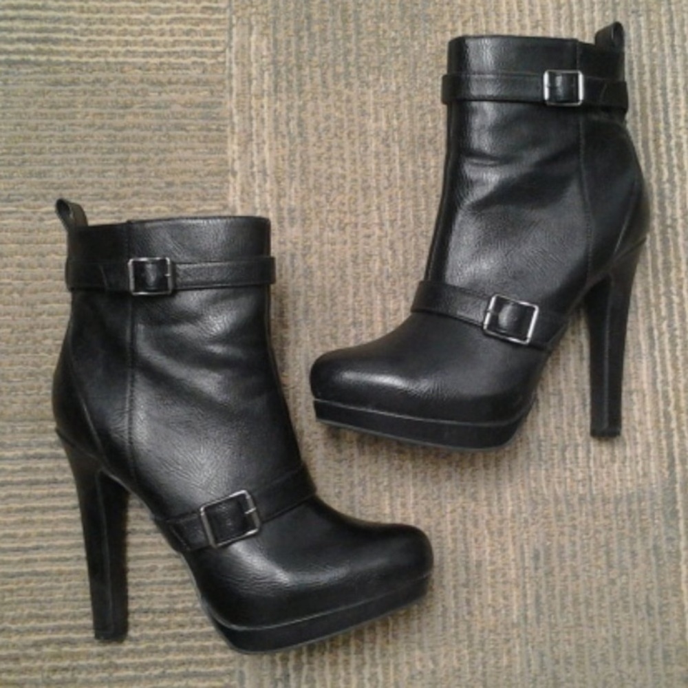 Vera Wang Leather Ankle Boots